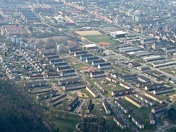 Die Warner Barracks in Bamberg aus der Luft. Mehr als 1000 Wohnungen warten hier auf eine neue Nutzung. Foto: Ronald Rinklef