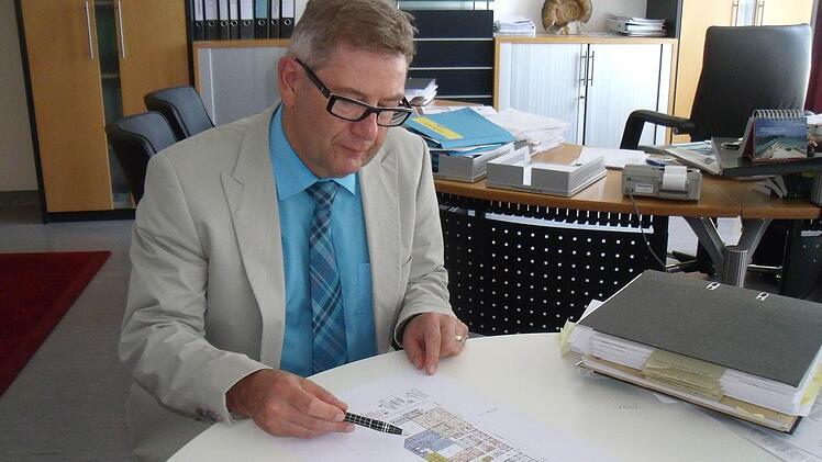 Geschäftsführer Manfred fischer vor den Plänen