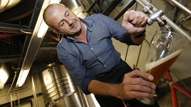 Freut sich auf die Starkbier-Saison: Dominik Eichhorn, Inhaber der Reckendorfer Schlossbrauerei, beim Anzapfen eines Weizenbocks. Fotos: Matthias Hoch