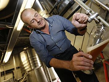 Freut sich auf die Starkbier-Saison: Dominik Eichhorn, Inhaber der Reckendorfer Schlossbrauerei, beim Anzapfen eines Weizenbocks. Fotos: Matthias Hoch