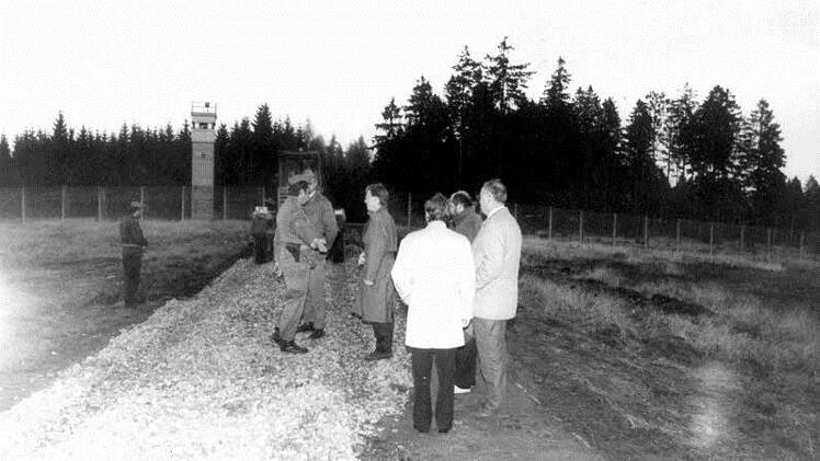 Bauarbeiten am 17. November 1989 am künftigen Grenzübergang Nordhalben-Lobenstein. Der damalige Landrat Werner Schnappauf (Mitte), Nordhalbens Bürgermeister Lothar Persicke (rechts, †) und Zweiter Bürgermeiter Siegfried Schmieder (2. v.r.) sprachen mit den Angehörigen der DDR-Grenztruppen über das weitere Vorgehen. Foto: Archiv