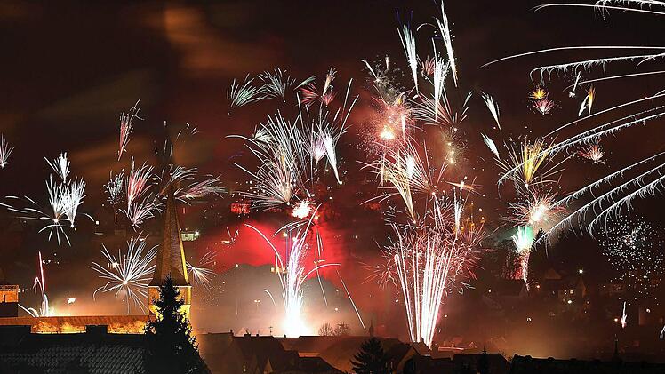 Lange und eifrig schossen die Münnerstädter Raketen in die Luft. Foto: Dieter Britz