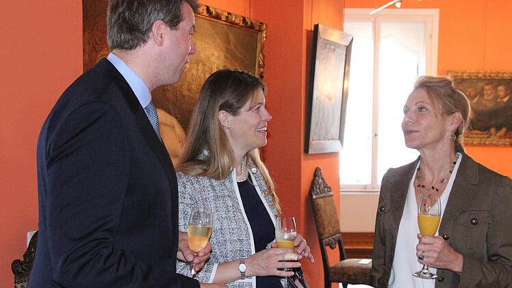 Erbprinz Hubertus und Prinzessin Kelly von Sachsen-Coburg und Gotha im Gespräch mit Kimberly Marteau Emerson. Foto: Simone Bastian