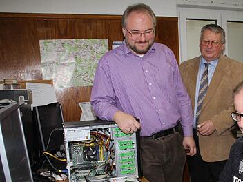 Nach langer Arbeitslosigkeit hat Matthias Muche (sitzend) den Wiedereinstieg ins Berufsleben geschafft. Mit im Bild sind (von links) Arbeitgeber Gerald Stangl, Jobcenter-Geschäftsführer Wolfgang Franz, Betriebsakquisiteurin Nicole Neder und Coach Melanie Müller.  Foto: Gerda Völk