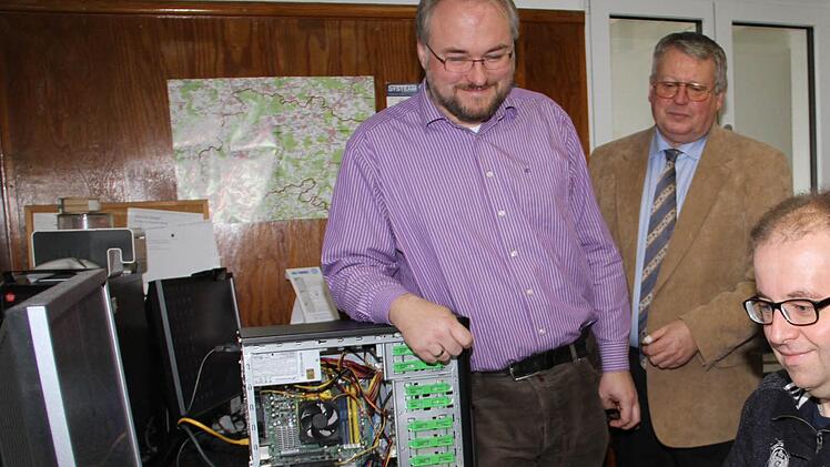 Nach langer Arbeitslosigkeit hat Matthias Muche (sitzend) den Wiedereinstieg ins Berufsleben geschafft. Mit im Bild sind (von links) Arbeitgeber Gerald Stangl, Jobcenter-Geschäftsführer Wolfgang Franz, Betriebsakquisiteurin Nicole Neder und Coach Melanie Müller.  Foto: Gerda Völk