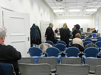 In Sitzungssaal 0.107 des Bamberger Landgerichts warten Zuhörer und Prozessbeteiligte auf den Beginn des 42. Verhandlungstags. Foto: jb