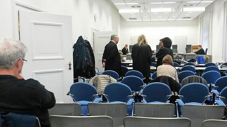In Sitzungssaal 0.107 des Bamberger Landgerichts warten Zuhörer und Prozessbeteiligte auf den Beginn des 42. Verhandlungstags. Foto: jb
