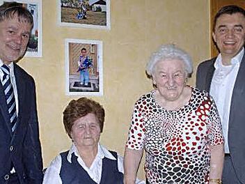 Die Zwillingsschwestern Kunigunda Gremer (2. von links) und Erika Kremer feierten zusammen mit den Bürgermeistern Gerhard Wunder (Steinwiesen/li.) und Jens Korn (Wallenfels).  Foto: Susanne Deuerling