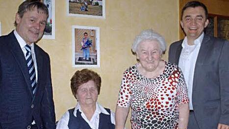 Die Zwillingsschwestern Kunigunda Gremer (2. von links) und Erika Kremer feierten zusammen mit den Bürgermeistern Gerhard Wunder (Steinwiesen/li.) und Jens Korn (Wallenfels).  Foto: Susanne Deuerling