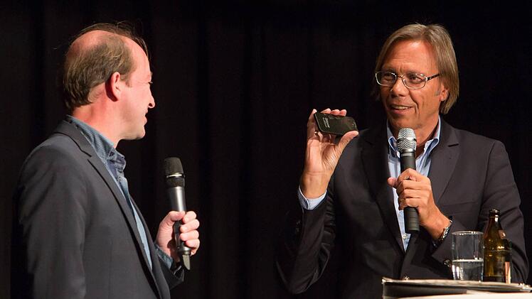 Smartphone aus Stein: Harald Welzer zeigt Moderator Weltzer sein I-Stone Foto: Barbara Herbst
