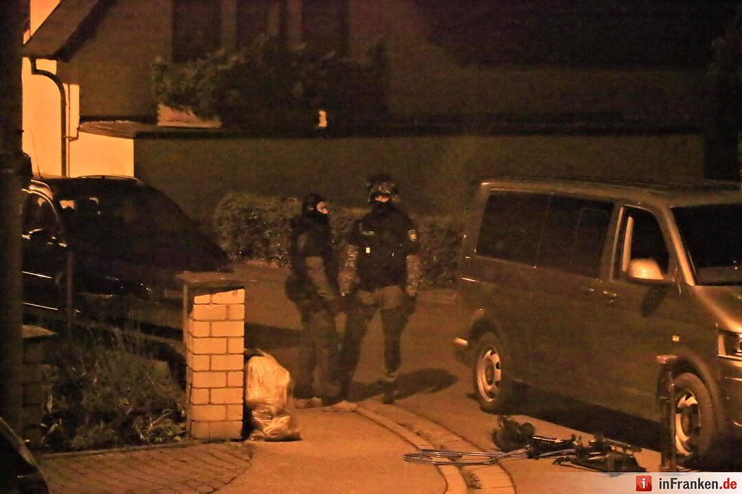 SEK stürmt Wohnhaus in Reundorf