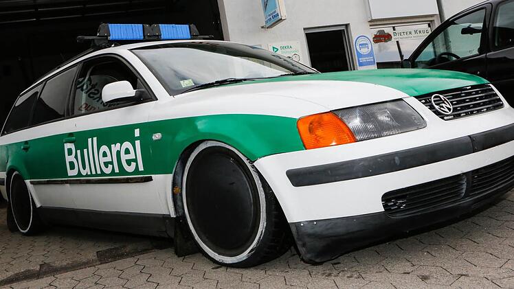 Das "Blaulicht" des Coburger "Bullerei"-Autos besteht aus Skiträgern und Spannband.  Archivbild: Matthias Hoch