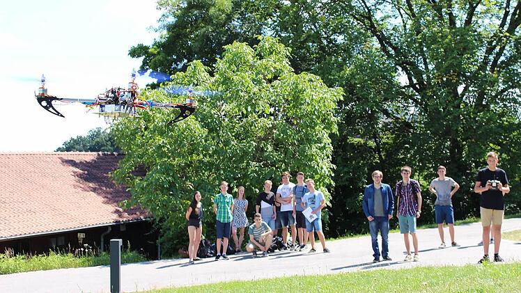 Auf der Wiese hinter der Hochschule traten die Zehntklässler den Beweis an, dass ihr selbstgebauter Quadrokopter tatsächlich fliegen kann.  Foto: Ulrike Nauer