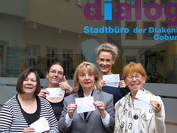 Verantwortliche und Ehrenamtliche der Kulturtafel präsentieren die Veranstaltungsgutscheine, die ab sofort auch in der Partnerstelle der Diakonie Coburg in der Metzgergasse abholen werden können.  Foto: Nelly Ritz