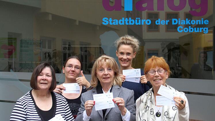 Verantwortliche und Ehrenamtliche der Kulturtafel präsentieren die Veranstaltungsgutscheine, die ab sofort auch in der Partnerstelle der Diakonie Coburg in der Metzgergasse abholen werden können.  Foto: Nelly Ritz