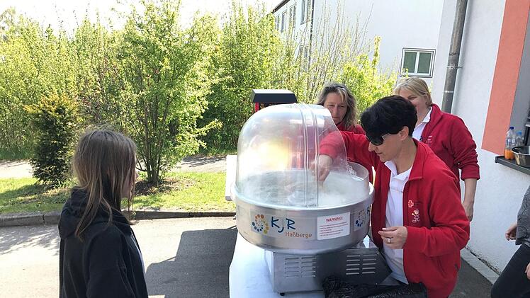 Zuckerwatte bot die Sozialstation für Kinder an, was bei den Mädchen und Jungs gut ankam.Foto: Will