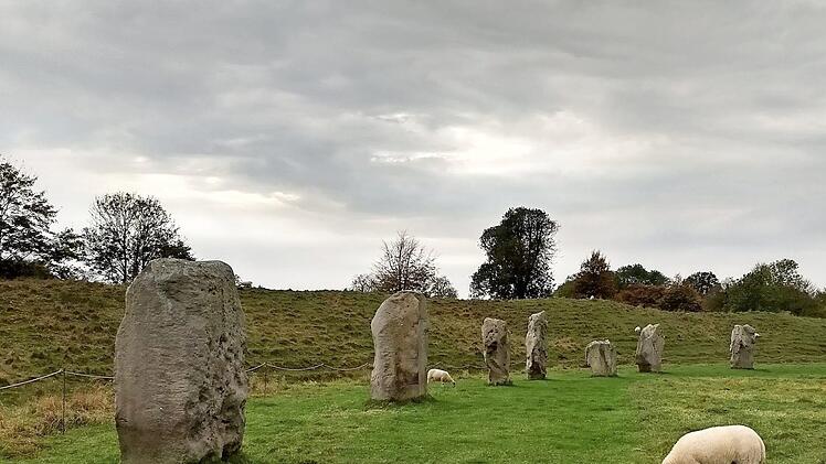 Wer einen rätselhaften Steinkreis sehen möchte und die von Hektik und Kommerz geprägte Atmosphäre von Stonehenge scheut, ist in Avebury richtig. Hier findet man den größten in Europa. Das Dorf ist zum Teil in ihn hineingebaut. Man kann, wenn man die Schafsköttel auf den Wiesen umkurvt hat, ganz nah ran an die Steine. Völlig kostenlos.