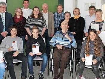 Ehreng&auml;ste und Vorstandsmitglieder der BRK-Wasserwacht Lichtenfels mit geehrten Mitgliedern sowie die f&uuml;nf Nachwuchs-Wasserwachtler, die das Rettungsschwimmabzeichen in Bronze erwarben. Foto: Monika Faber