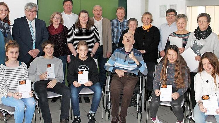 Ehreng&auml;ste und Vorstandsmitglieder der BRK-Wasserwacht Lichtenfels mit geehrten Mitgliedern sowie die f&uuml;nf Nachwuchs-Wasserwachtler, die das Rettungsschwimmabzeichen in Bronze erwarben. Foto: Monika Faber