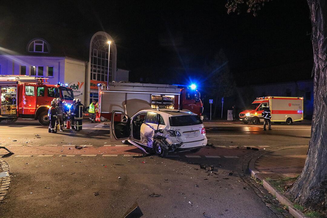 Bamberg: Auto kracht in Taxi - Verursacher flüchtet und lässt Verletzte zurück