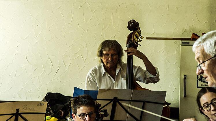 Ein abwechslungsreiches PRogramm rund um das Thema Puppen bot der Musizierkreis Neustadt unter der Leitung von Norbert Luche bei seiner Kaffeehausmusik.Foto: Jochen Berger