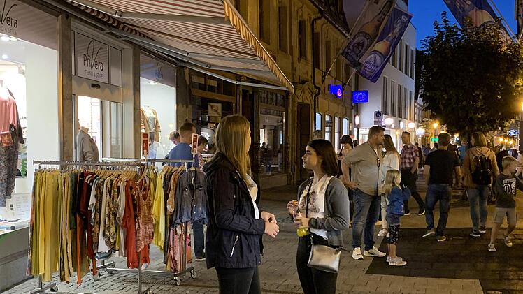 Nach dem Essen flanierten  viele Gäste durch die Innenstadt und kauften bis Mitternacht ein. Foto: Sonny Adam