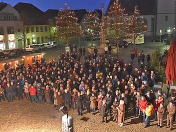 Der Neujahrsempfang der Stadt Ha&szlig;furt auf dem Marktplatz war sehr gut besucht. Foto: Christiane Reuther