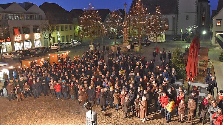 Der Neujahrsempfang der Stadt Haßfurt auf dem Marktplatz war sehr gut besucht. Foto: Christiane Reuther