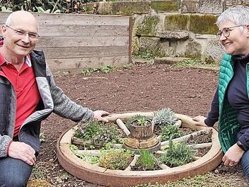 Die R&ouml;hrichs haben etwas Besonderes in ihrem Garten: ein Kr&auml;uterrad.