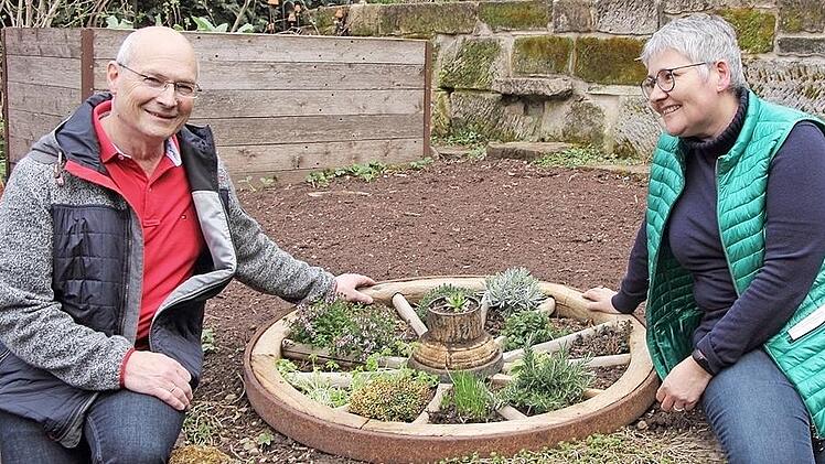 Die R&ouml;hrichs haben etwas Besonderes in ihrem Garten: ein Kr&auml;uterrad.