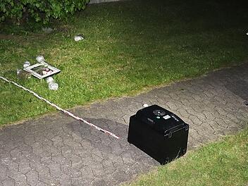 N&uuml;rnberg: Drogen-K&uuml;hlschrank segelt aus drittem Stock - und kracht auf Gehweg