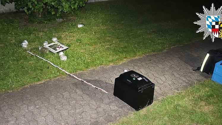 N&uuml;rnberg: Drogen-K&uuml;hlschrank segelt aus drittem Stock - und kracht auf Gehweg