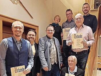 Für Vereinstreue wurden geehrt (von links): Stefan Krappmann (30 Jahre), Marco Neumann (2. Vorstand), Christian Schütz (Vorstand), Jennifer Thiem (30), Markus Sigmund (20), Toni Spitzenpfeil (30), Jürgen Kern (25), Günther Gutgesell (15).