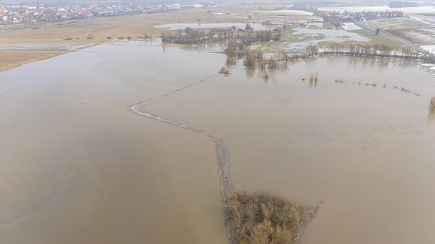 Hochwasserwarnungen f&uuml;r Franken: Erste Stra&szlig;ensperrungen in Mittelfranken - Hochwasser-Alarm im Aischgrund