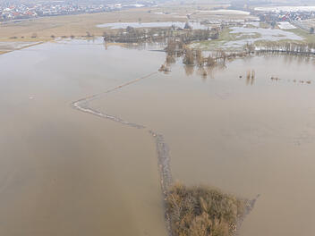 Hochwasserwarnungen f&uuml;r Franken: Erste Stra&szlig;ensperrungen in Mittelfranken - Hochwasser-Alarm im Aischgrund