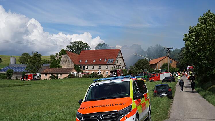 Scheunenbrand in Feuchtwangen - 170 Einsatzkr&auml;fte vor Ort