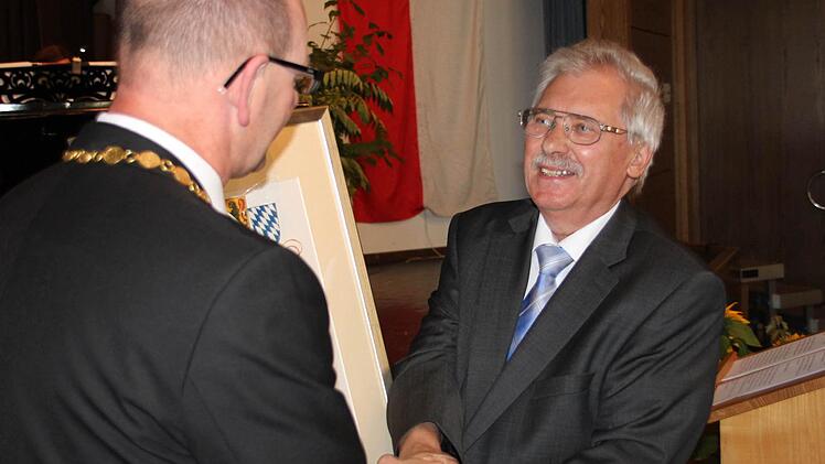 Ludwig Leisentritt (rechts) ist Ehrenb&uuml;rger von Zeil. B&uuml;rgermeister Thomas Stadelmann &uuml;berreichte dem 75-J&auml;hrigen die Urkunde und gratulierte dem verdienten Heimatforscher zu der Ernennung.  Fotos: Klaus Schmitt