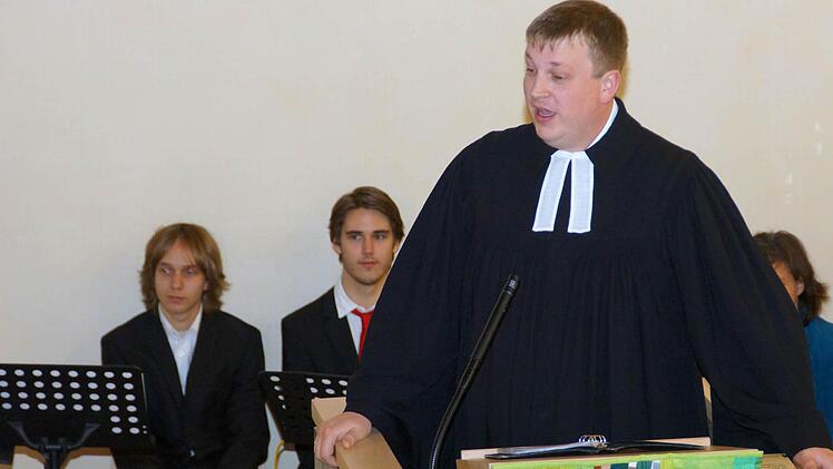 Pfarrer Kornelius Holmer bei seiner ersten Predigt in der Auferstehungskirche