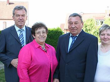 Bürgermeister Hans Beck (l.) und Gemeinderätin Ingrid Birkner (r.) überbrachten Glückwünsche der Gemeinde Pommersfelden.  Foto: Seeger