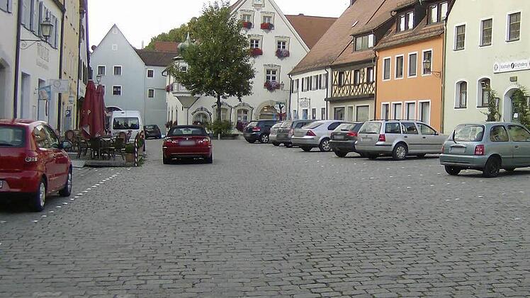 In der Gräfenberger Innenstadt ist die Parkplatzsituation regelmäßig angespannt. Foto: Malbrich