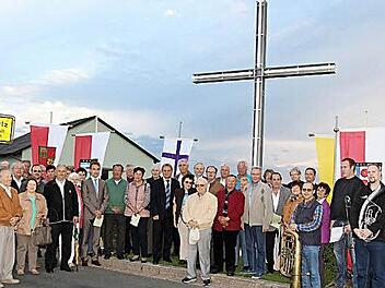 Noch bis Ende des Jahres kann man das neue Leuchtkreuz mit Spenden unterstützen.  Foto: Rainer Glissnik