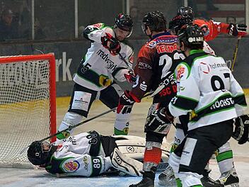 Die Höchstadter (weiß, v.li.) Philipp Schnierstein, Jiri Ryzuk und Lukas Lenk ließen sich von einem Unfall auf der Fahrt nach Dorfen nicht aus der Ruhe bringen und gewannen auch das Rückspiel.  Foto: Picturedreams