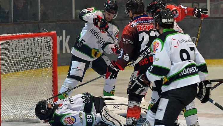Die Höchstadter (weiß, v.li.) Philipp Schnierstein, Jiri Ryzuk und Lukas Lenk ließen sich von einem Unfall auf der Fahrt nach Dorfen nicht aus der Ruhe bringen und gewannen auch das Rückspiel.  Foto: Picturedreams