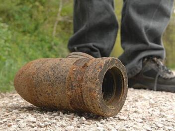 So sieht eine Panzergranate nach der Detonation aus: Den Zünder hat es weggesprengt. Foto: Ronald Rinklef
