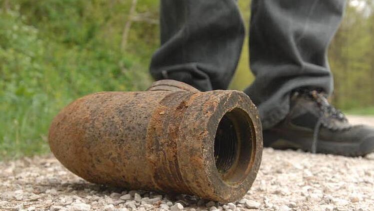 So sieht eine Panzergranate nach der Detonation aus: Den Zünder hat es weggesprengt. Foto: Ronald Rinklef