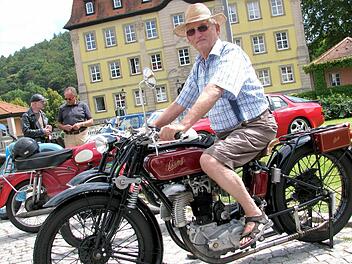 Ist mächtig stolz auf seine Schüttoff F: der Ebelsbacher Edgar Schmitt. Das Motorrad hat eine Kopfsteuerung mit offenen Ventilen. "Das gibt es heutzutage nicht mehr", sagte er beim Oldtimer-Treffen in Gleisenau.