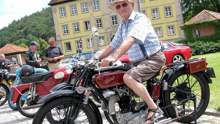 Ist mächtig stolz auf seine Schüttoff F: der Ebelsbacher Edgar Schmitt. Das Motorrad hat eine Kopfsteuerung mit offenen Ventilen. "Das gibt es heutzutage nicht mehr", sagte er beim Oldtimer-Treffen in Gleisenau.