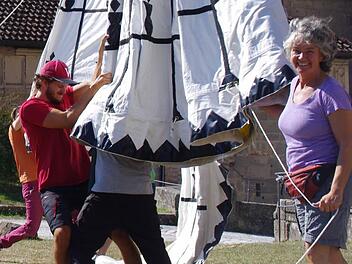 Alle packen an, um ein Sultanszelt aufzurichten. Stefanie Kober (r.) ist stolz auf ihr junges Helferteam. Foto: Marco Meißner