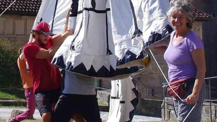 Alle packen an, um ein Sultanszelt aufzurichten. Stefanie Kober (r.) ist stolz auf ihr junges Helferteam. Foto: Marco Meißner