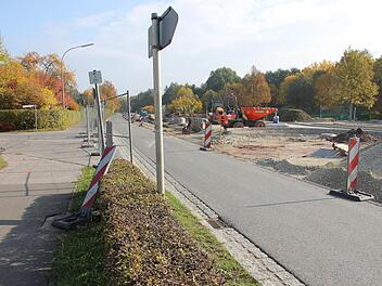 Diese per Ampel geregelte Fahrspur soll noch im Verlauf dieser Woche auf die Neubautrasse im Süden verlegt werden. Fußgänger werden aus diesem Bereich komplett verbannt. Foto: Ralf Kestel